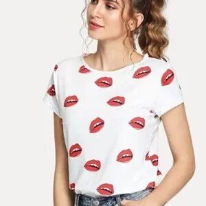 Sinsay White T-Shirt with Red and Pink Lip Print-EUC